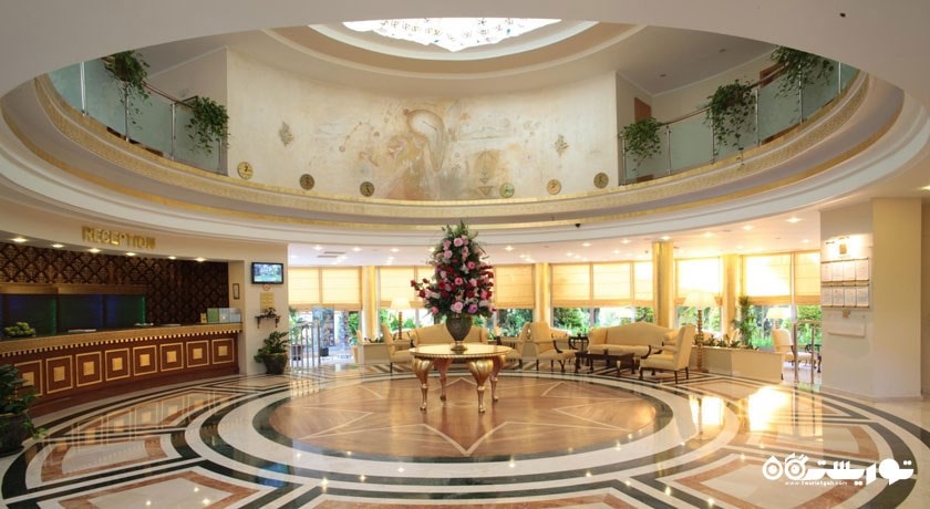 نمای میز پذیرش و محوطه لابی